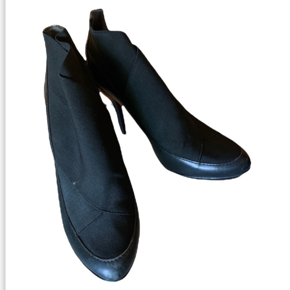 𝅺bcbg Maxazria sexy bootie in leather toe, stretch top and metallic leather back
